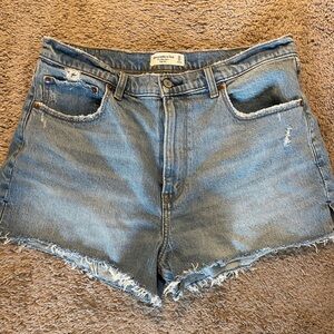 NEVER WORN Abercrombie high rise mom shorts. Size 14.